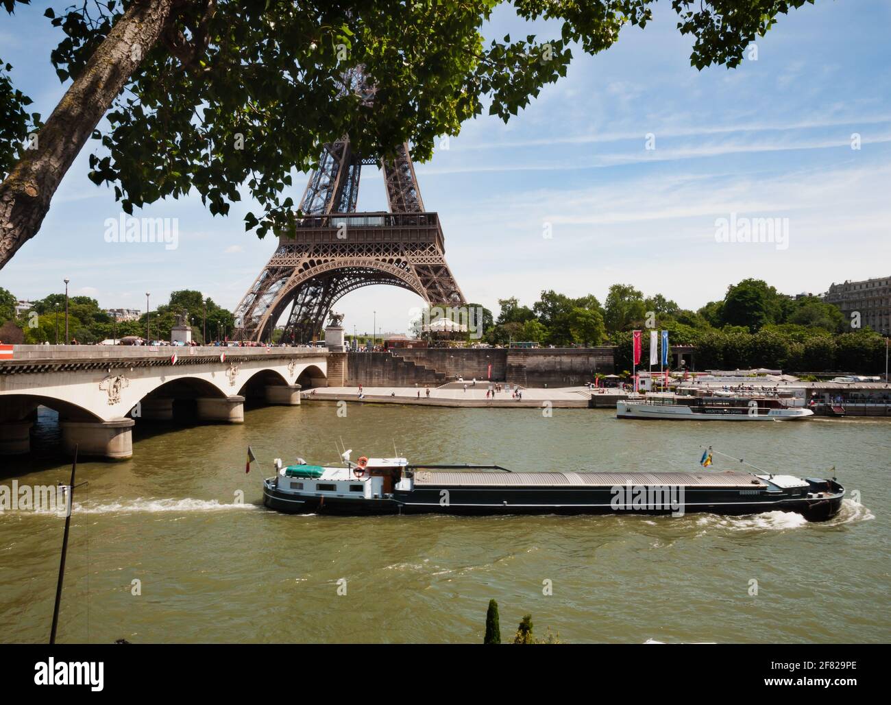 Un bistrot, un ponte, una voz, un passo elegante, un cuore riservato, la vista Improvvisa della Tour Eiffel. Basta poco per innamorarsi a Parigi. Foto de stock