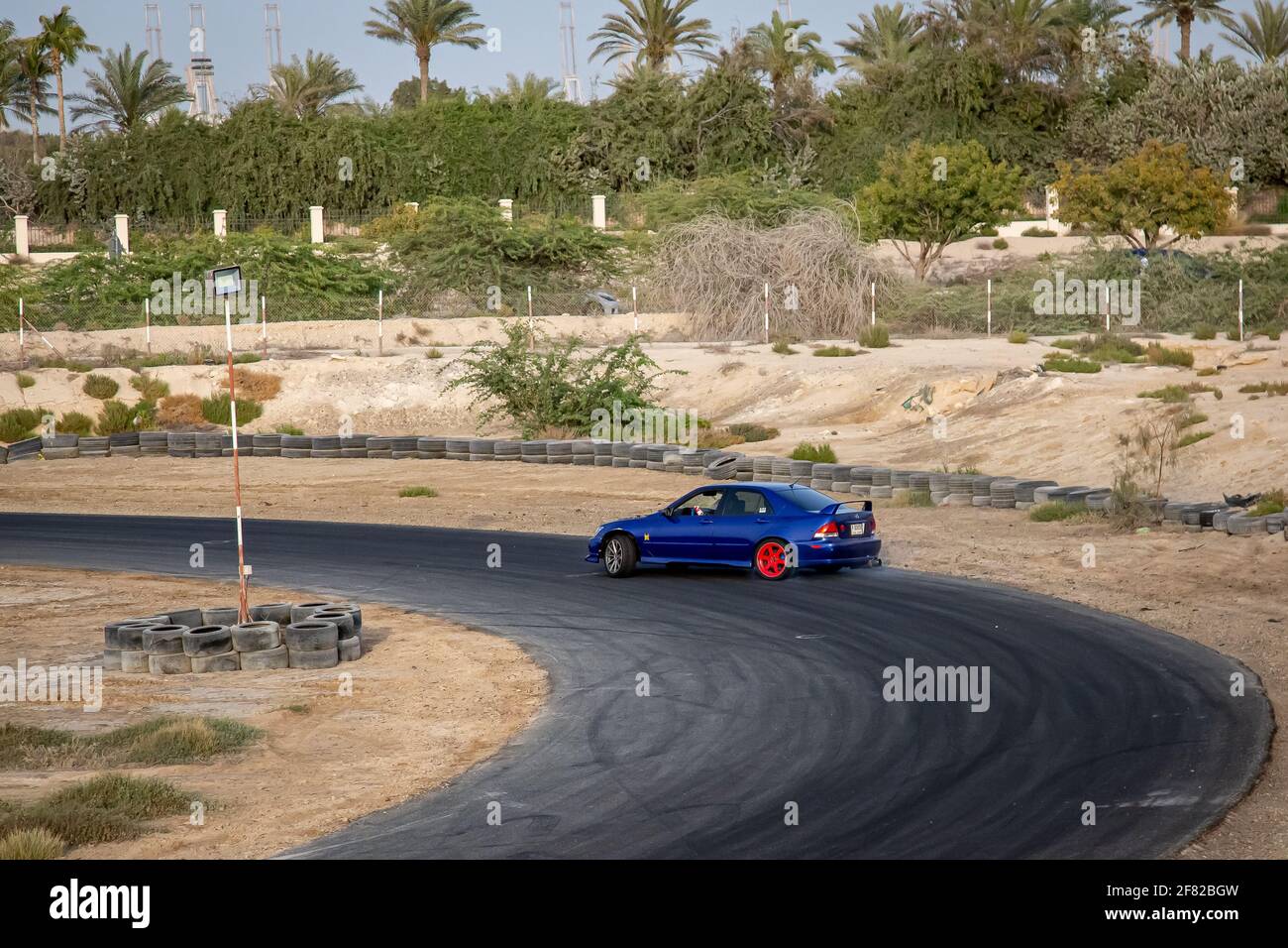 carreras de coches en el asfalto durante el día el desierto Fotografía de  stock - Alamy