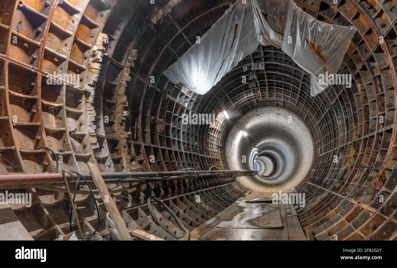 Revestimiento de hierro fundido de un túnel en una línea de metro en construcción Foto de stock
