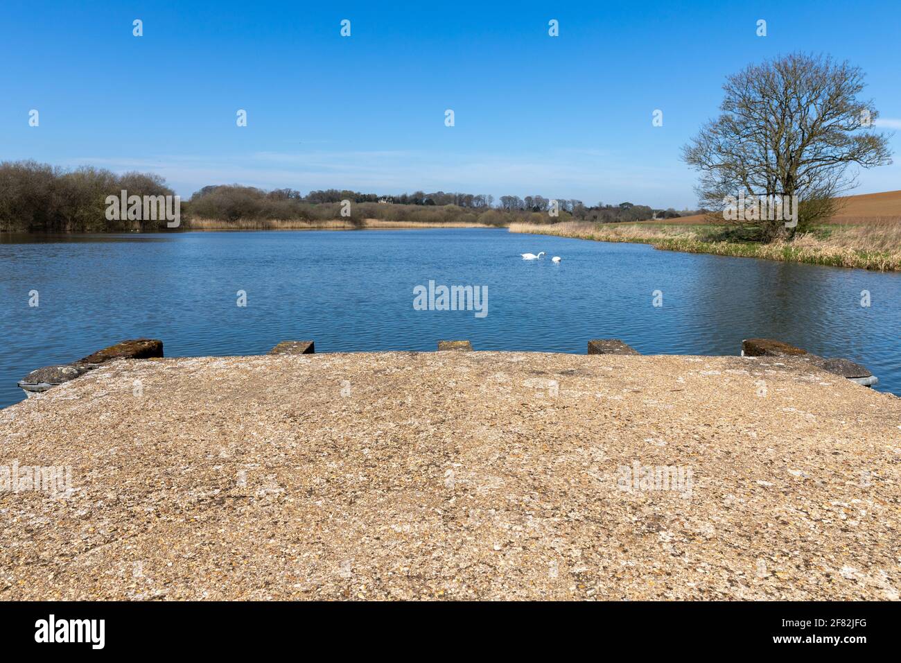 Lago embalsado en el Bain entre Biscathorpe y Donington en Bain