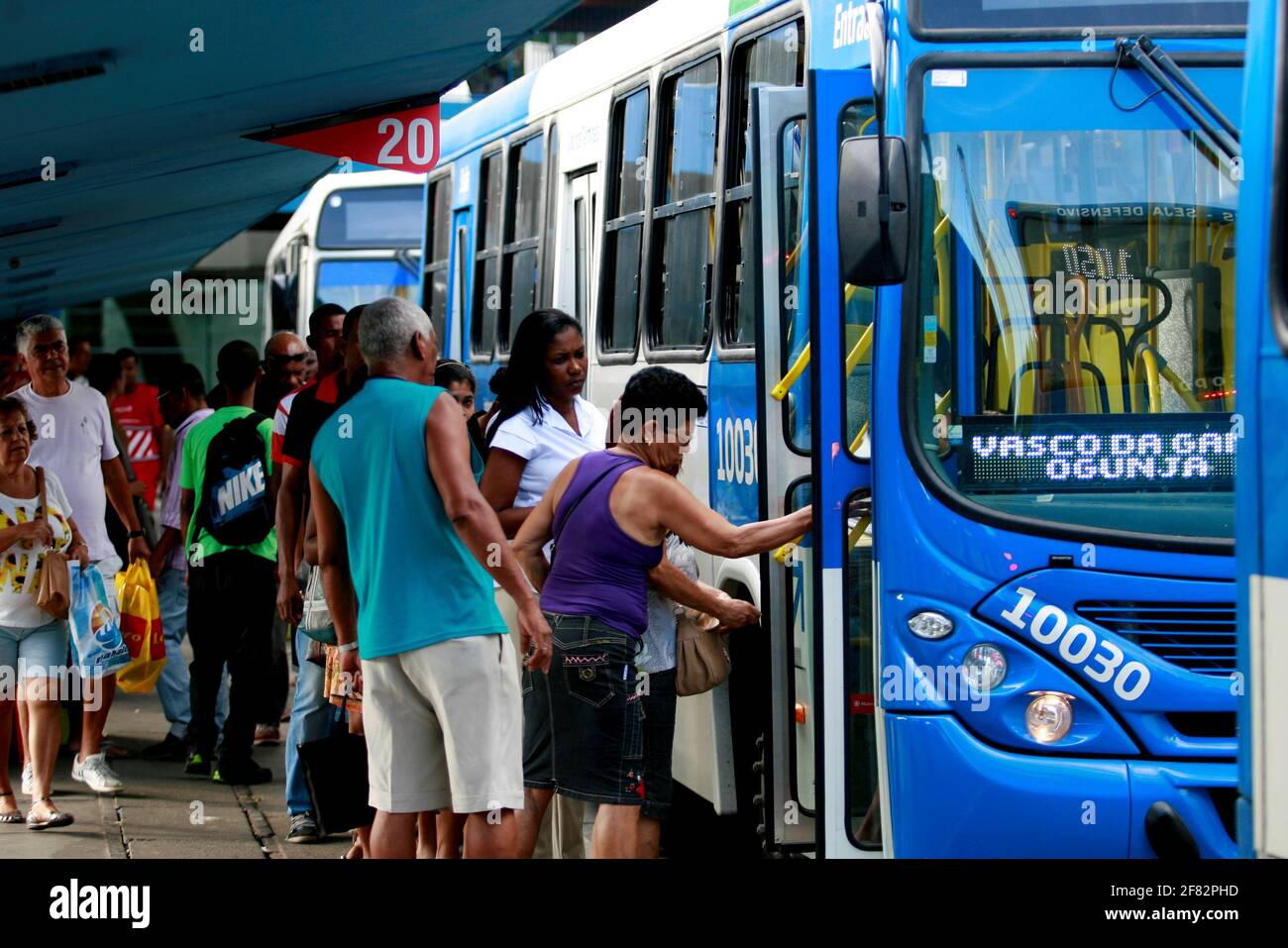 salvador, bahia / brasil - 5 de enero de 2015: Se ven personas mayores  esperando autobuses de transporte público en la Estación Lapa en Salvador.  *** Título local Fotografía de stock - Alamy