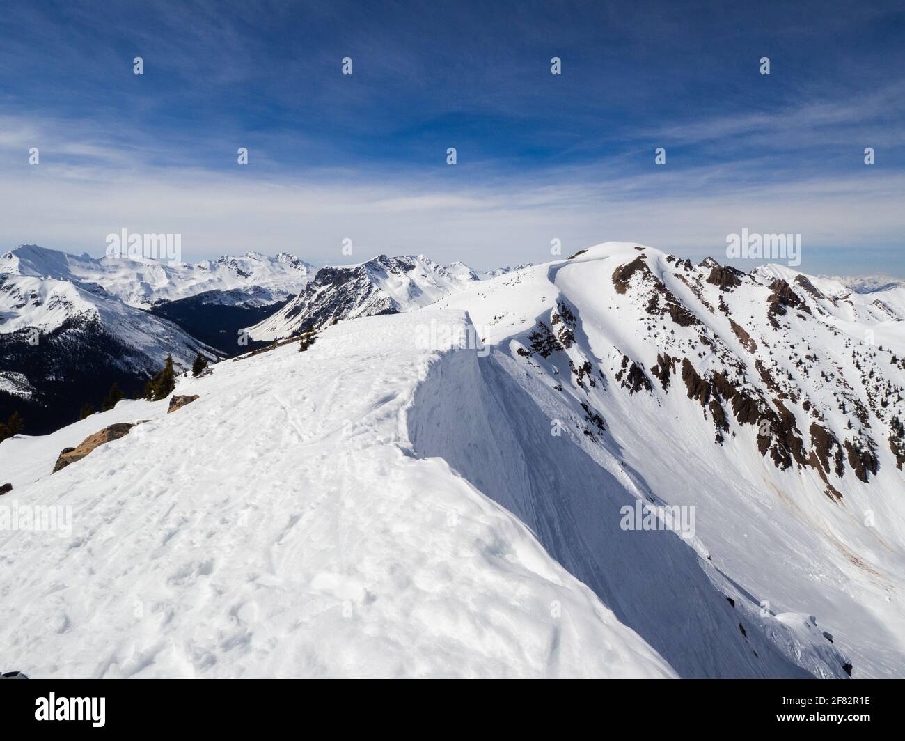 vista de la cima de una colina de esquí en un día soleado y luminoso Foto de stock