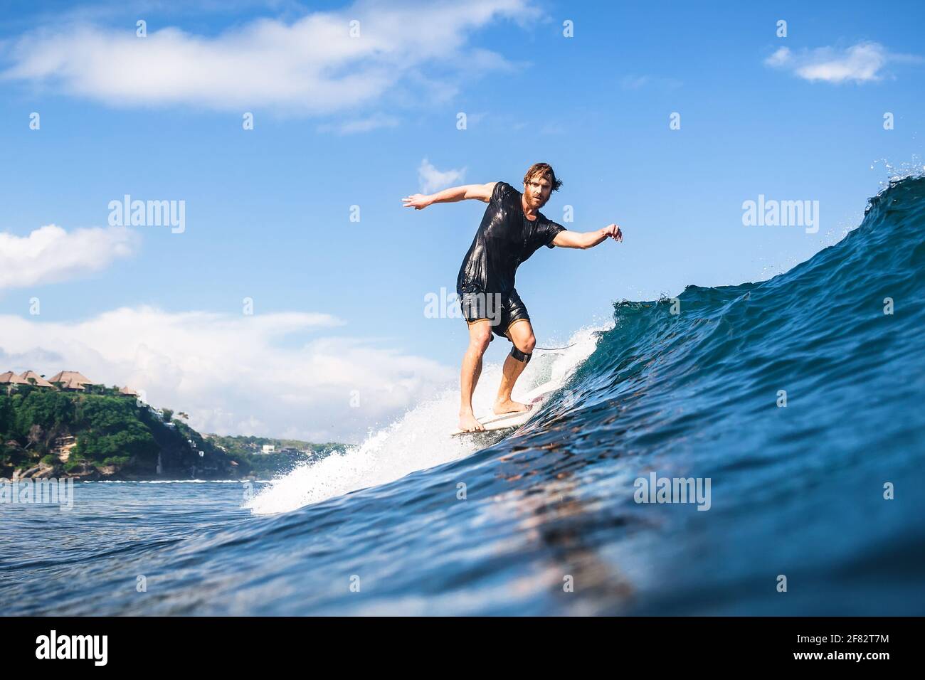 09 de diciembre de 2020. Bali, Indonesia. Surfista en longboard en el  océano durante el surf Fotografía de stock - Alamy