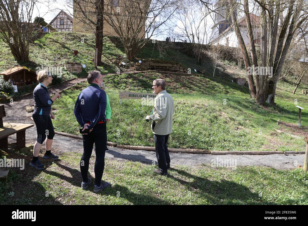 11 de abril de 2021, Thuringia, Tröbnitz: Los amigos peregrinos se encuentran en el jardín bíblico a lo largo del Tälerpilgerweg. El 11.04.21 se abre la temporada de la Tälerpilgerweg en el distrito de Saale-Holzland y Saale-Orla en Turingia. Bajo el lema 'solo y aún juntos - conectado en el Camino de Peregrinaje del Valle'. Después, la invitación se extiende a los peregrinos individuales. Foto: Bodo Schackow/dpa-Zentralbild/dpa Foto de stock