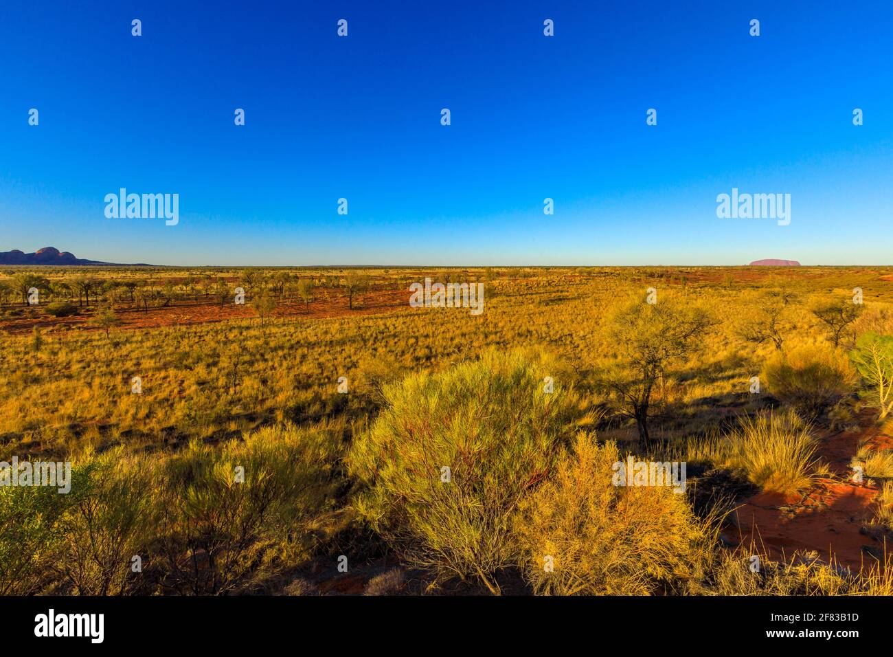 Kata Tjuta o las Olgas y Uluru o Ayers Rock en el Parque Nacional Uluru-Kata Tjuta desde el punto de vista de la zona de observación de dunas en el Territorio del Norte, Australia Foto de stock