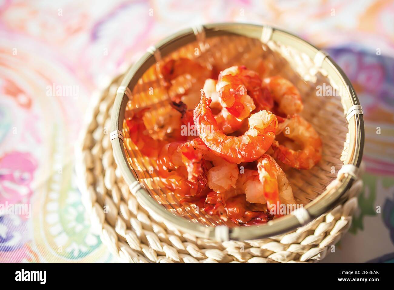 Langostinos secos de gran tamaño (comida tradicional vietnamita) Foto de stock