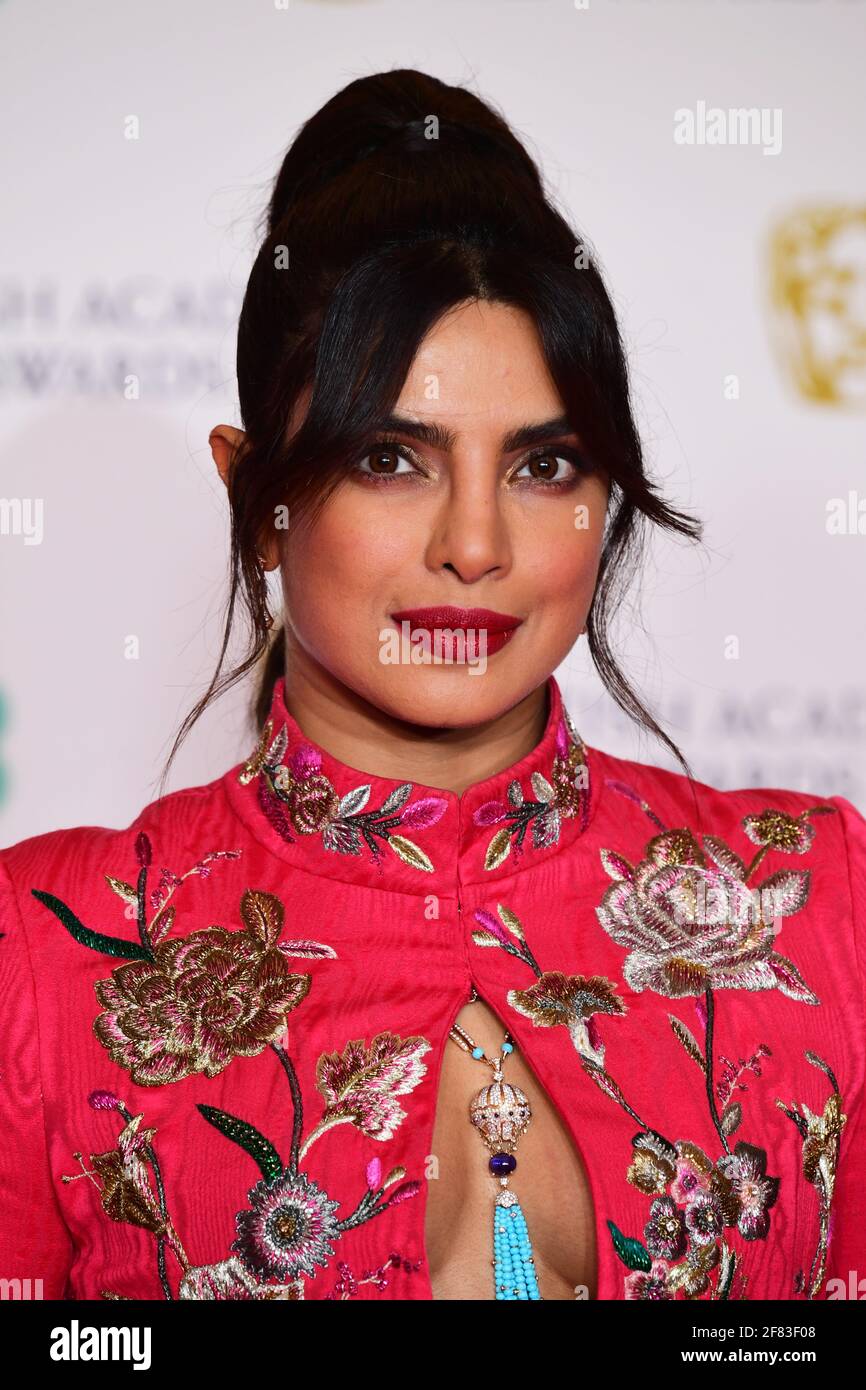 Priyanka Chopra Jonas llega a los EE BAFTA Film Awards en el Royal Albert Hall de Londres. Fecha de la foto: Domingo 11 de abril de 2021. Foto de stock