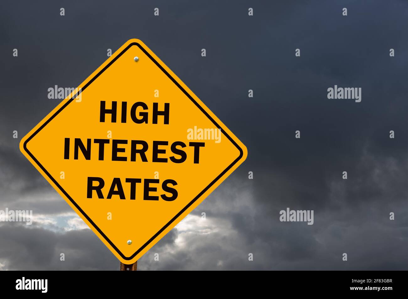 Señal de advertencia conceptual sobre las altas tasas de interés con tormenta nubes en el fondo Foto de stock