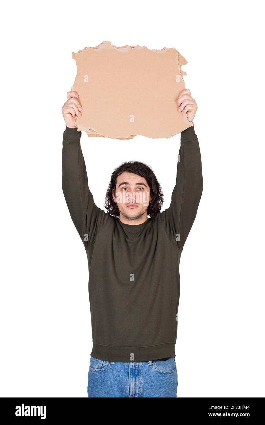 Un hombre con las manos estiradas sosteniendo una hoja de cartón en blanco sobre la cabeza mientras participa en una manifestación o protesta callejera. Banner en blanco para advertisi Foto de stock