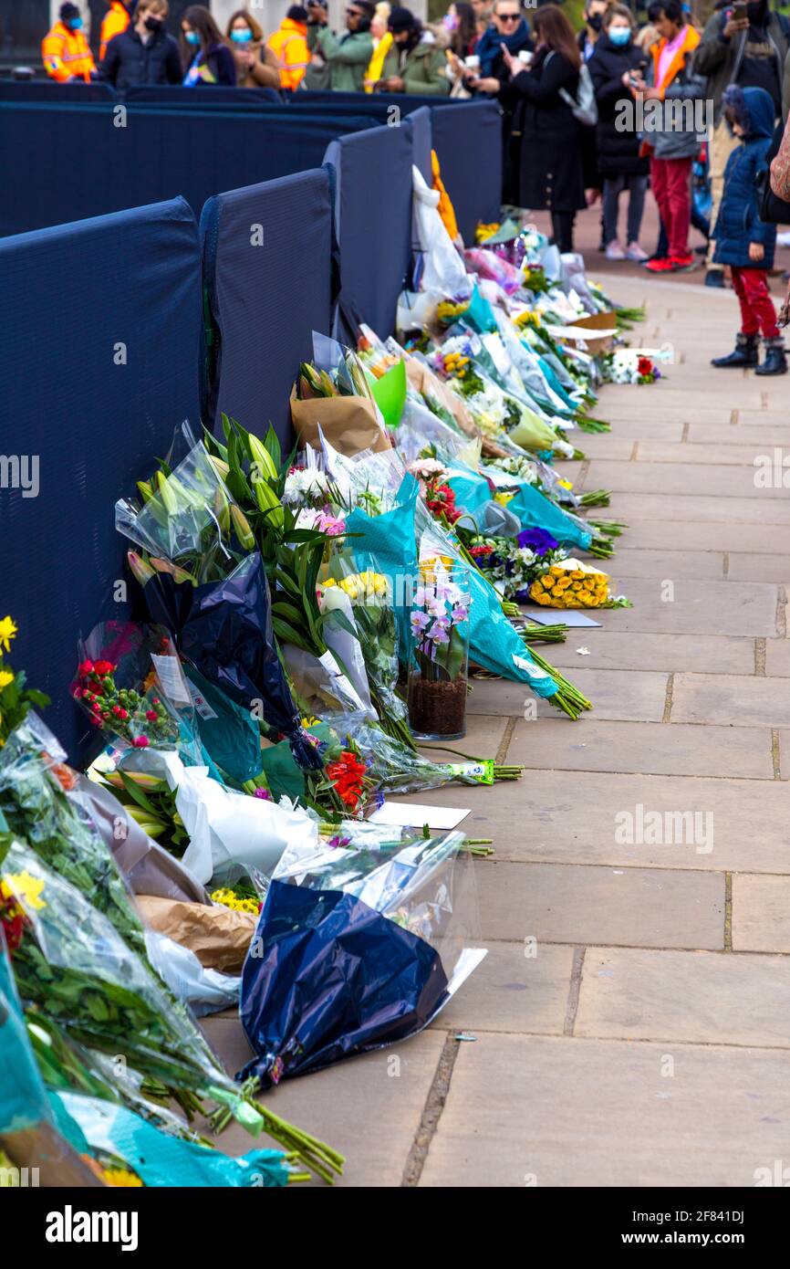 11 de abril de 2021, Londres, Reino Unido - Flores en homenaje al príncipe Felipe, duque de Edimburgo en las afueras del Palacio de Buckingham después de su muerte el 9th de abril Foto de stock