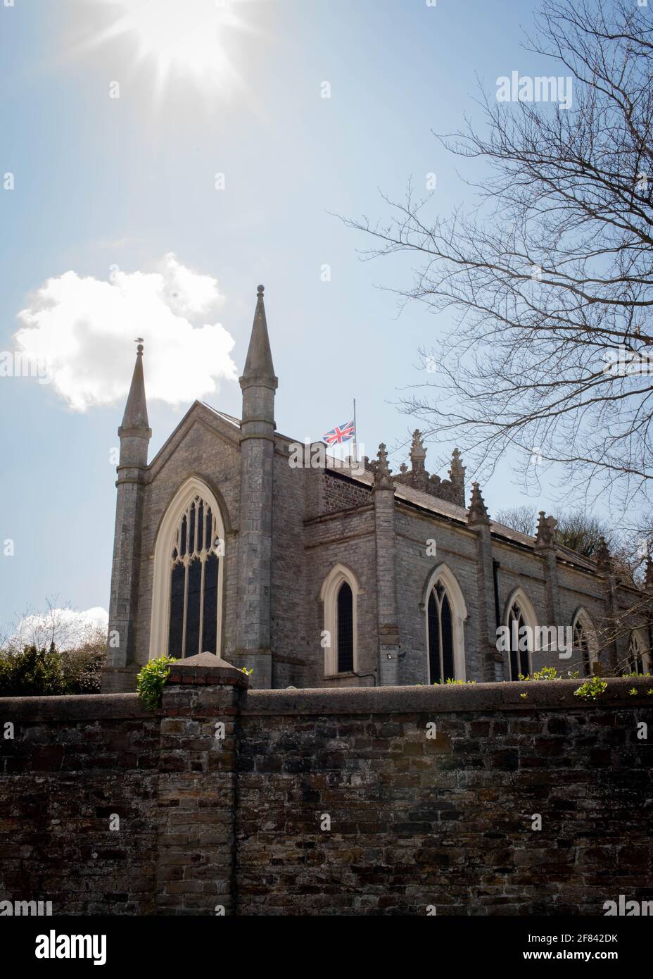 Iglesia de Santa María en Appledore, Devon, Inglaterra, bandera voladora a media asta por la muerte del príncipe Felipe, duque de Edimburgo, 11 de abril de 2021. Foto de stock