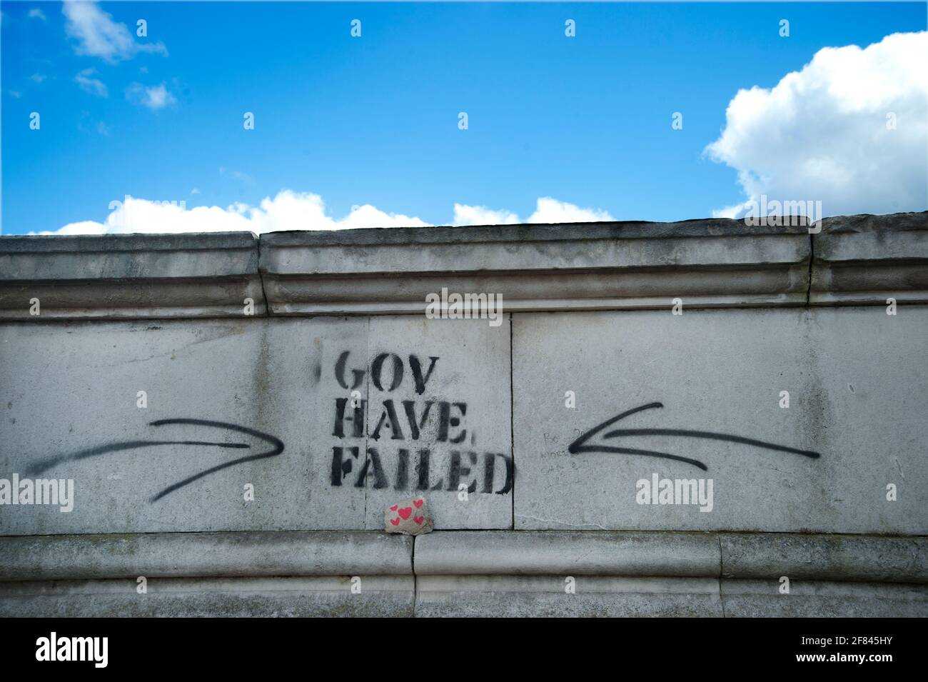 Southbank, Londres, Inglaterra, Reino Unido. Una escritura con puñaladas que decía 'Gov ha fallado' en la pared junto al muro conmemorativo de Covid. Foto de stock
