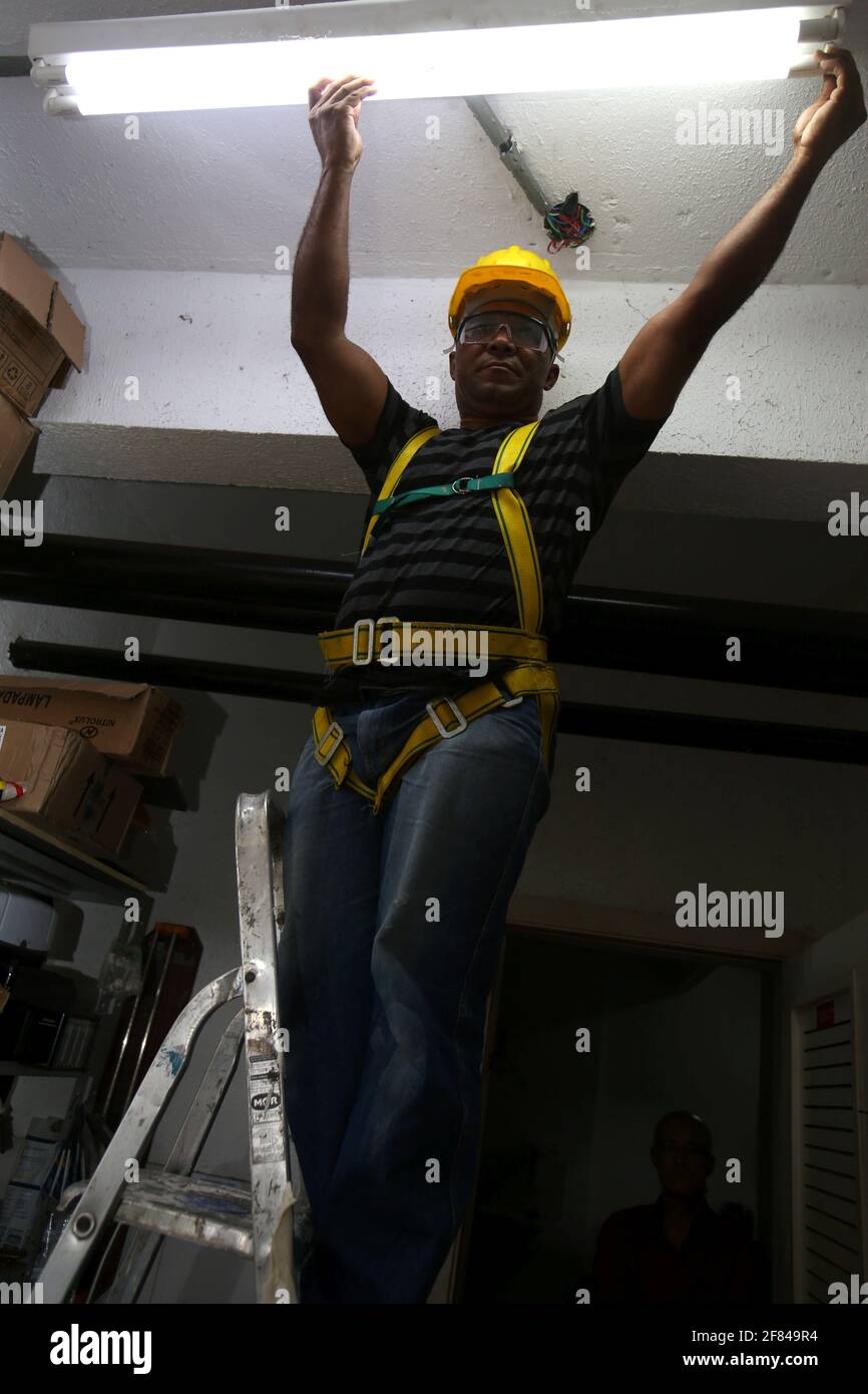 salvador, bahia / brasil - 25 de abril de 2019: El trabajador usa el  cinturón de seguridad al subir escaleras para reparar el condominio en la  ciudad de Salvador. *** Captio local Fotografía de stock - Alamy