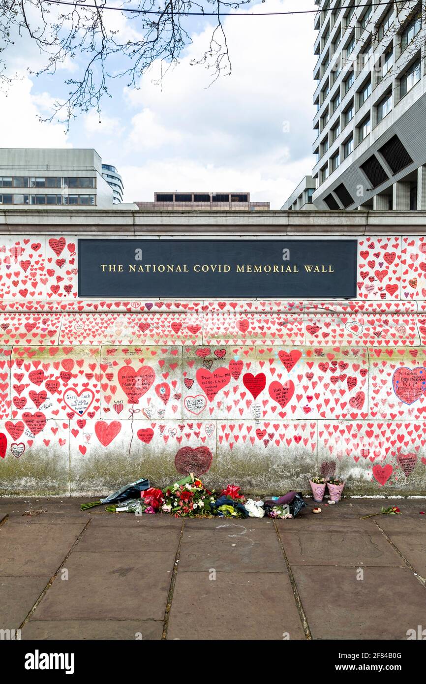 11 de abril de 2021, Londres, Reino Unido - Corazones dibujados en el Muro Conmemorativo Nacional COVID a lo largo de la Ribera del Sur como tributo a quienes murieron durante la pandemia del coronavirus Foto de stock