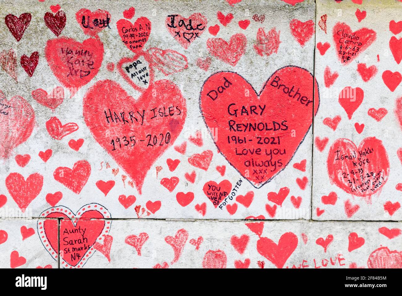 11 de abril de 2021, Londres, Reino Unido - Corazones dibujados en el Muro Conmemorativo Nacional COVID a lo largo de la Ribera del Sur como tributo a quienes murieron durante la pandemia del coronavirus Foto de stock