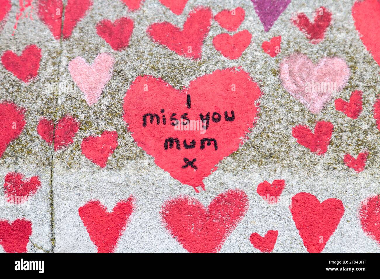 11 de abril de 2021, Londres, Reino Unido - Corazones dibujados en el Muro Conmemorativo Nacional COVID a lo largo de la Ribera del Sur como tributo a quienes murieron durante la pandemia del coronavirus Foto de stock