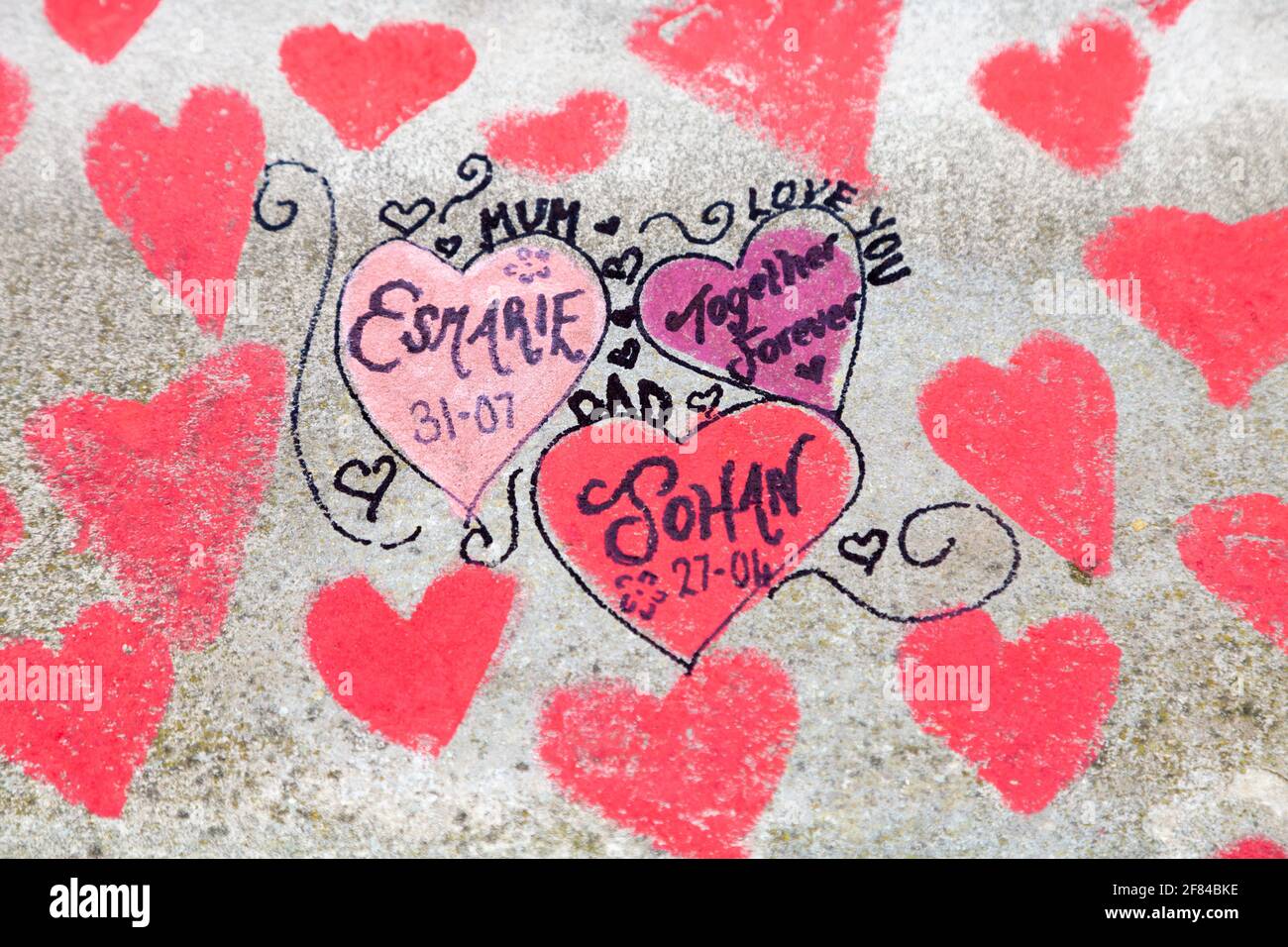 11 de abril de 2021, Londres, Reino Unido - Corazones dibujados en el Muro Conmemorativo Nacional COVID a lo largo de la Ribera del Sur como tributo a quienes murieron durante la pandemia del coronavirus Foto de stock