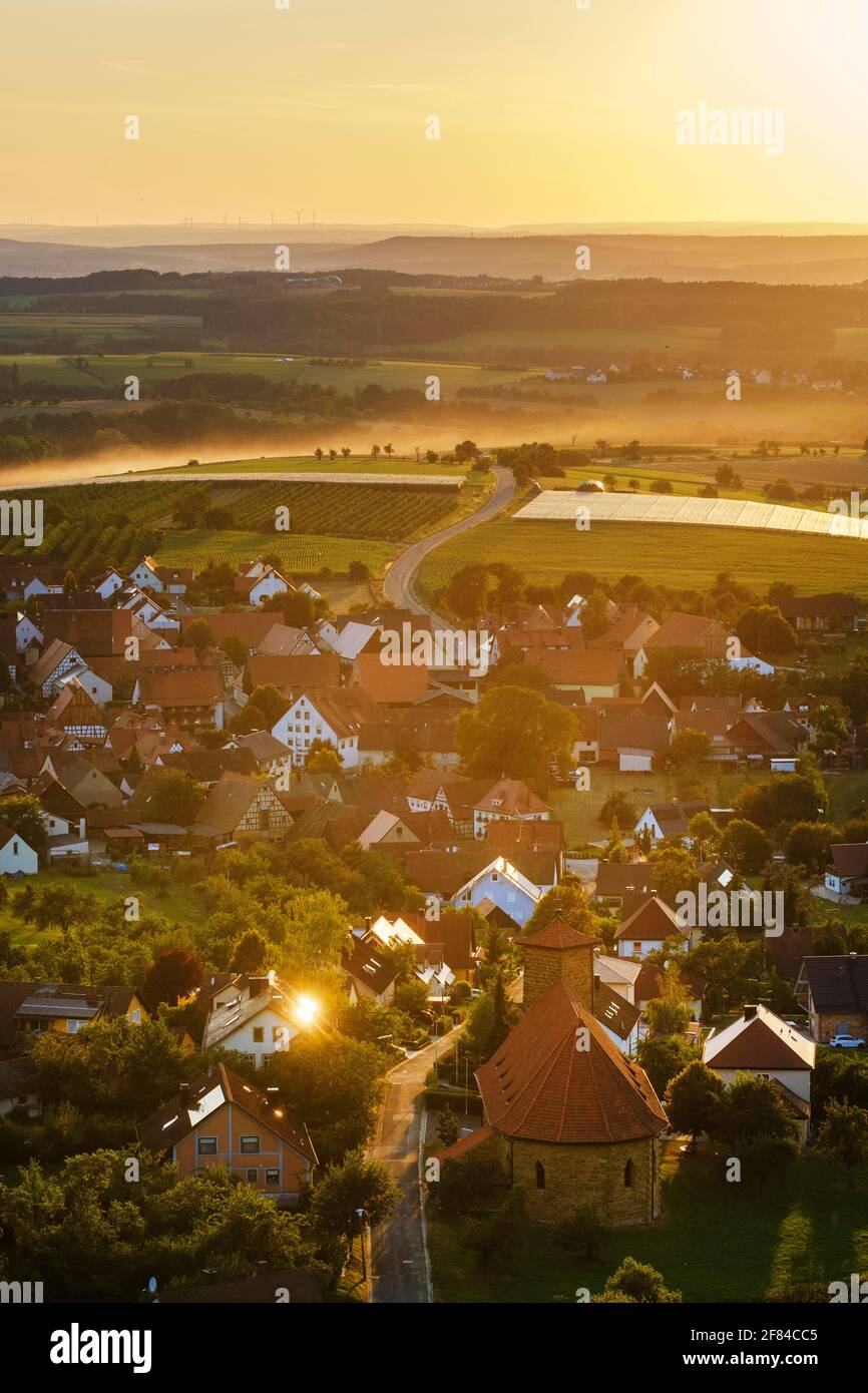 Village Weingarts en la luz de la noche, cerca de Kunreuth, Franconia Suiza, Alta Franconia, Franconia, Baviera, Alemania Foto de stock