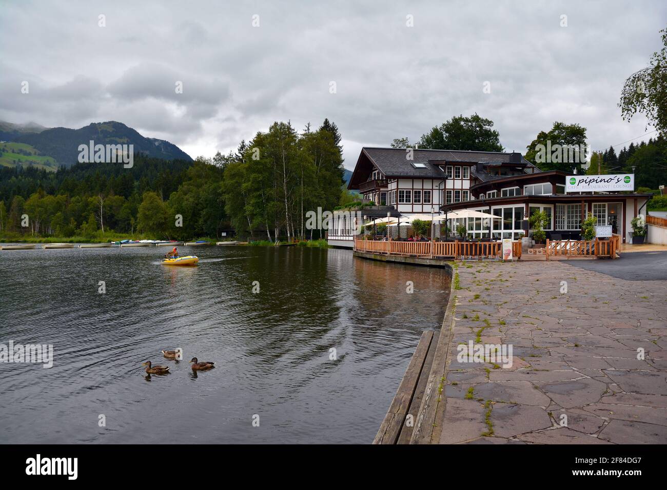 Pipino's Cafe-Restaurant-Lounge En la orilla del Schwarzsee - Lago Negro, lago de páramo en el corazón de los Alpes Kitzbuhel, Tirol, Austria. Foto de stock