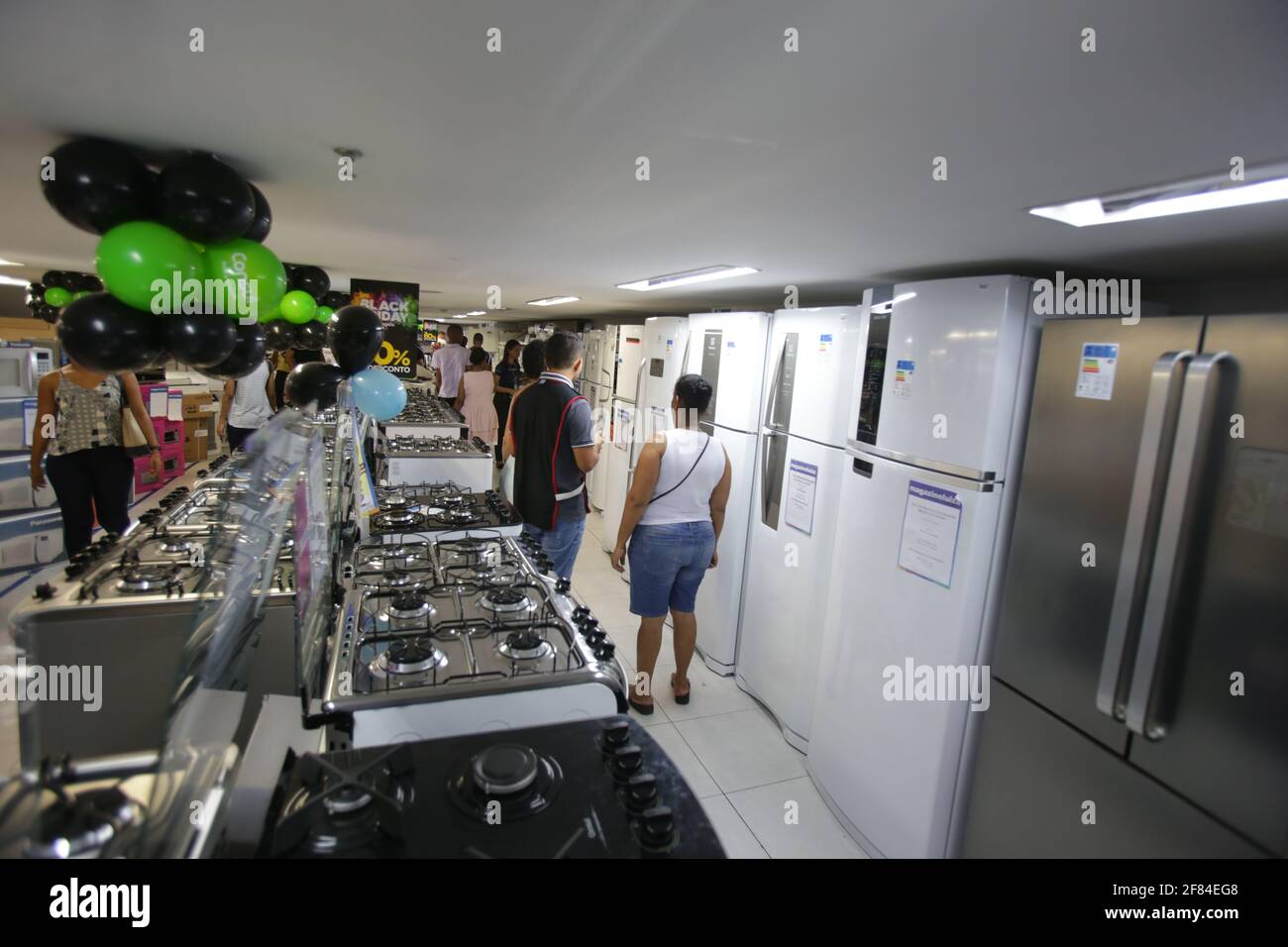 salvador, bahia / brasil - 23 de noviembre de 2018: Clientes vistos  investigando precios de estufas durante la promoción del viernes negro en  la tienda de electrodomésticos en Salvador Fotografía de stock - Alamy