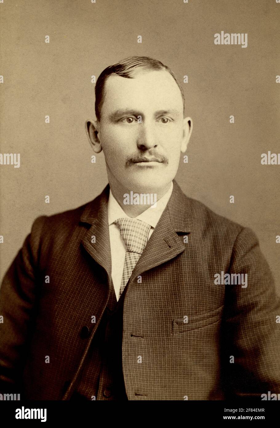 Tarjeta de gabinete de archivo en tonos sepia Fotografía del retrato de un  hombre, con ropa de ese período, alrededor de 1900s Fotografía de stock -  Alamy