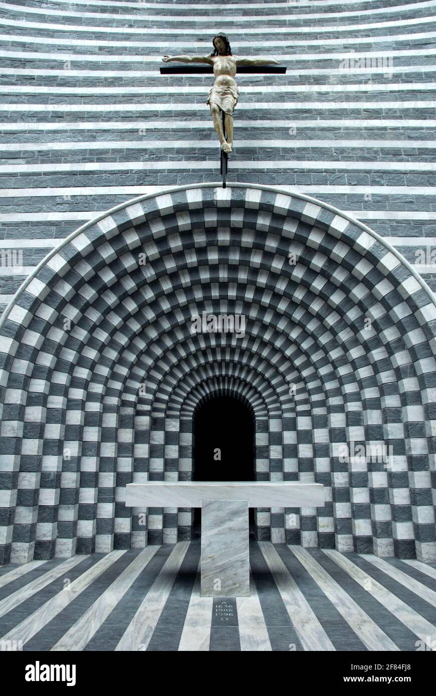 Iglesia de San Giovanni Battista, Arquitecto Mario Botta, Ticino, San Juan Bautista, San Juan Bautista, Cruz de Jesús, Crucifijo, Montaña Foto de stock