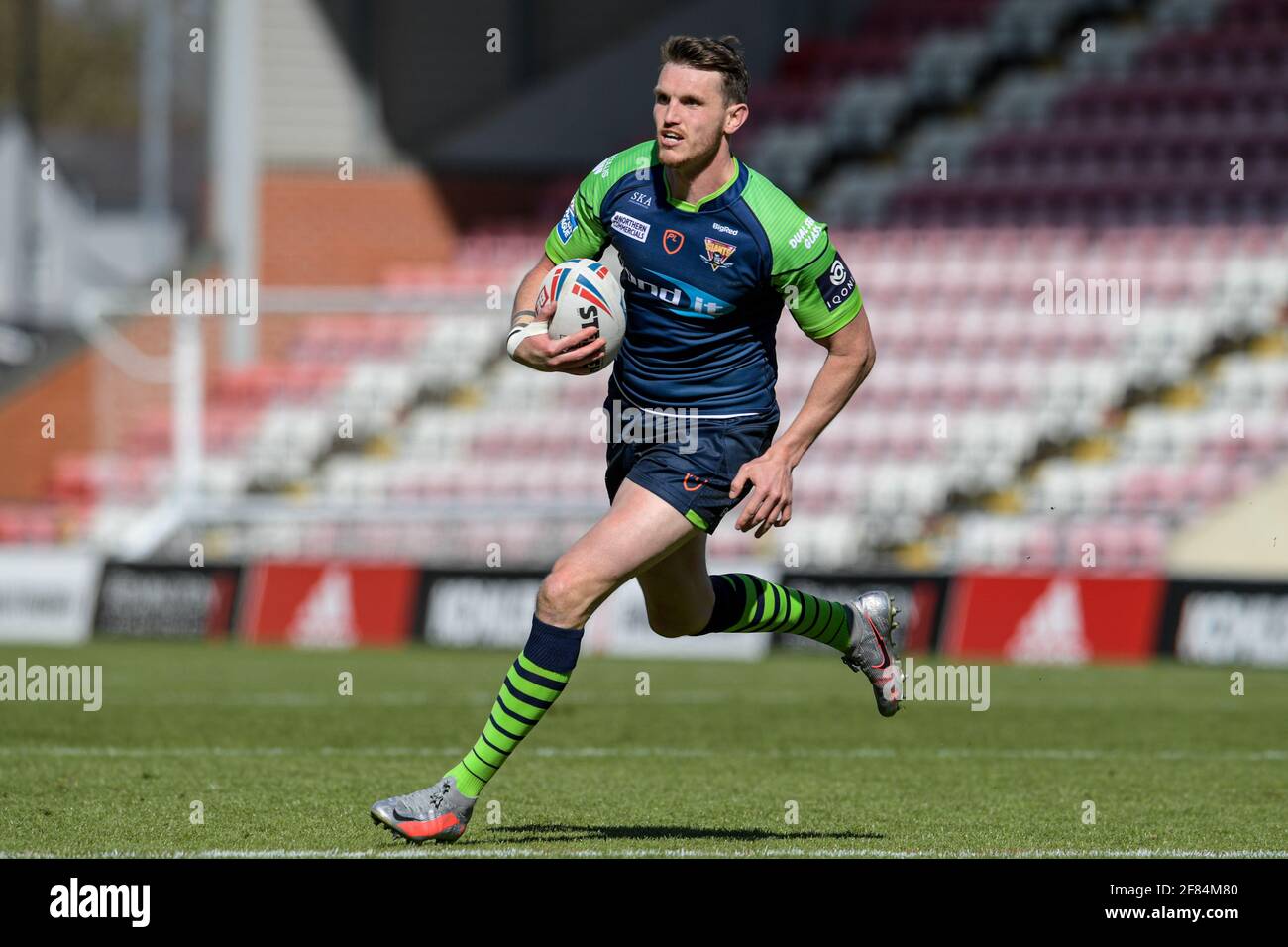 Leigh, Reino Unido. 11th de Abr de 2021. Lee Gaskell (6) de Huddersfield Giants corre con el balón en Leigh, Reino Unido el 4/11/2021. (Foto de Simon Whitehead/News Images/Sipa USA) Crédito: SIPA USA/Alamy Live News Foto de stock