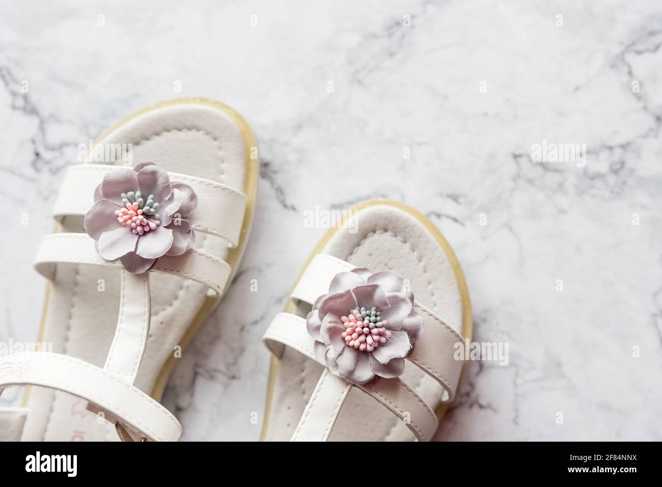 Sandalias de color rosa niña bebé sobre fondo blanco. Bebé moda par sandalias  rosa zapatos para los pies de los niños pequeños Fotografía de stock - Alamy