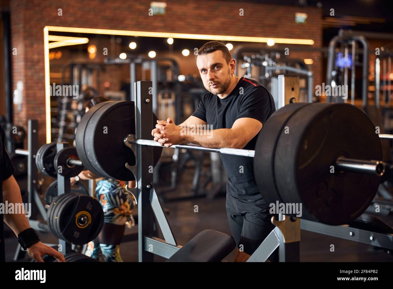 Acurrucarse intermitente sabio Entrenador deportivo profesional posando en su gimnasio Fotografía de stock  - Alamy
