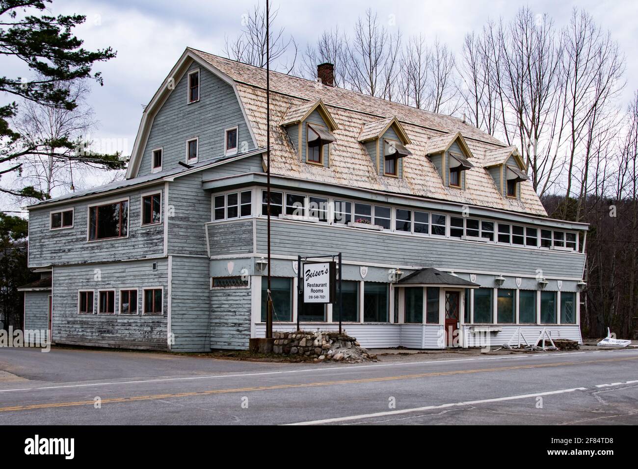 Zeiser's Hotel - restaurante, bar y habitaciones, Speculator, NY USA, un edificio histórico actualmente cerrado y a la venta, en necesidad de reparaciones, construido en 1860 Foto de stock