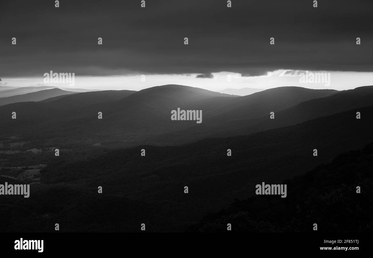 Hermosa luz derramando sobre las crestas del Parque Nacional Shenandoah, tomada en blanco y negro. Foto de stock