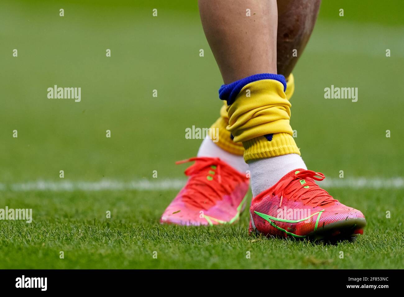 GENK, - ABRIL de 11: Vista detallada de las zapatillas de fútbol Nike Mercurial Vapor 14 durante el partido Jupiler Pro League entre KRC Genk y Sint Fotografía de stock - Alamy