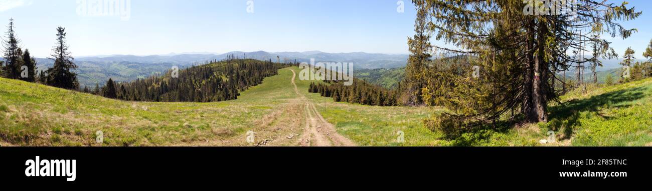 Vista desde las montañas Beskid - frontera de Polonia y Eslovaquia, montañas Cárpatos Foto de stock