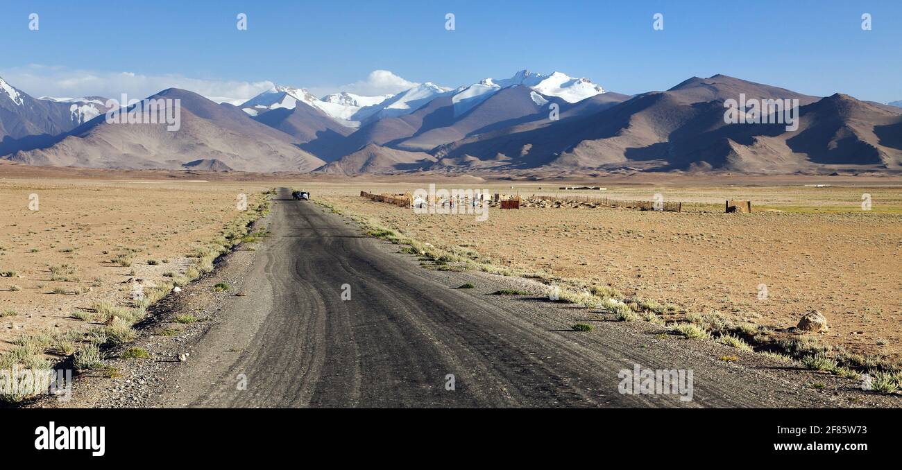 Autopista Pamir o pamirskij trakt cerca de KaraKul pueblo y lago. Paisaje alrededor de Pamir carretera internacional M41, Pamir montañas en Tayikistán Foto de stock