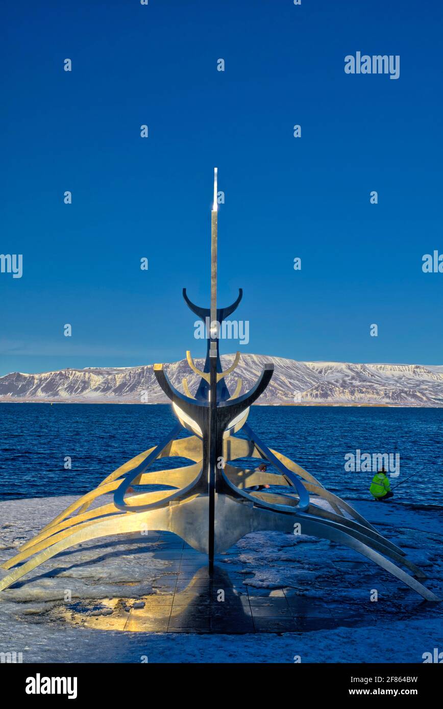Aunque la estructura de acero inoxidable del artista Jon Gunnar Arnason, Solfar Sun Voyager, se asemeja a un barco vikingo (especialmente debido a su ubicación frente al mar Foto de stock