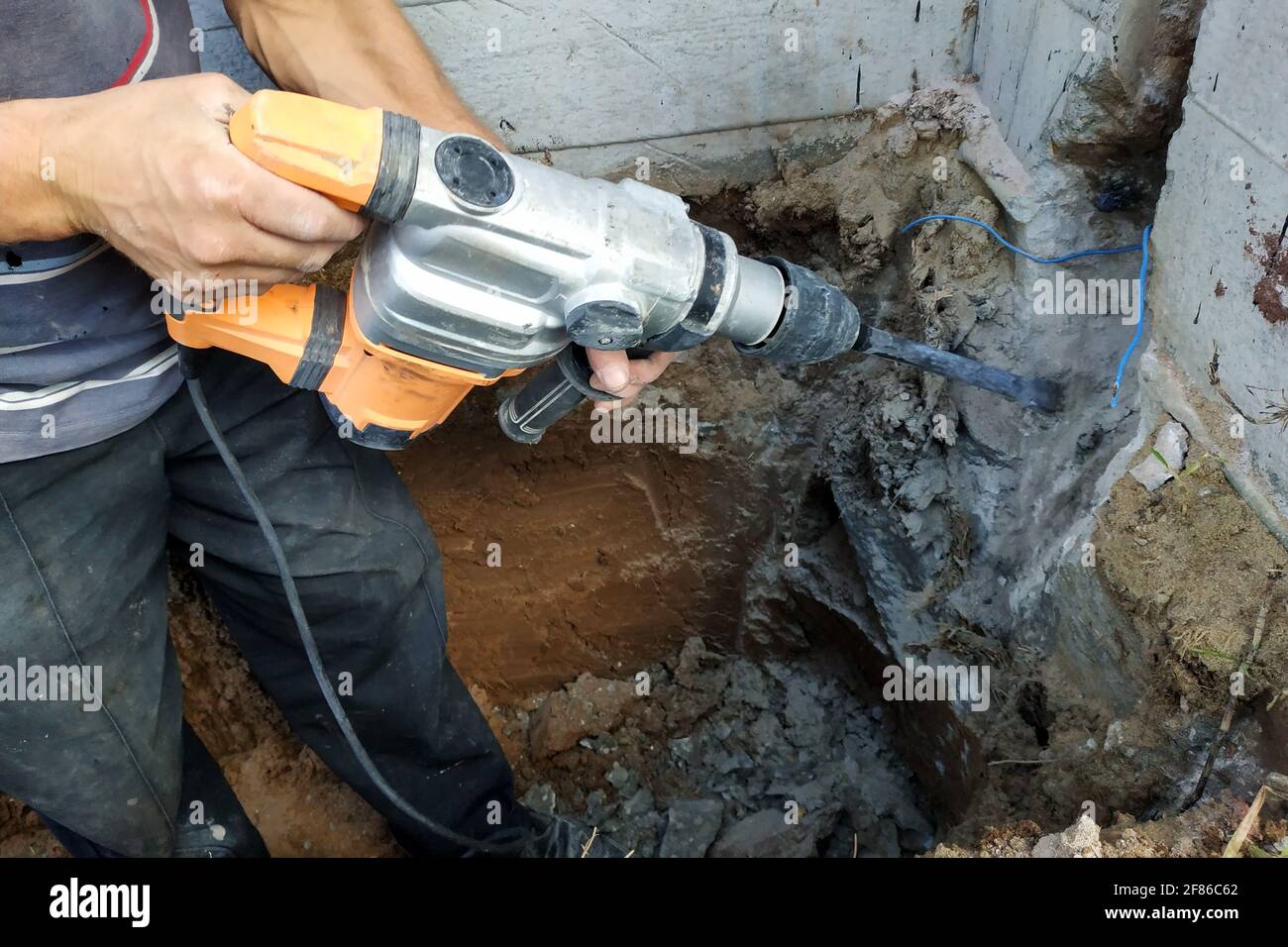 martillo en acción, herramienta de construcción neumática, taladrando un  agujero en la pared de hormigón.nuevo Fotografía de stock - Alamy