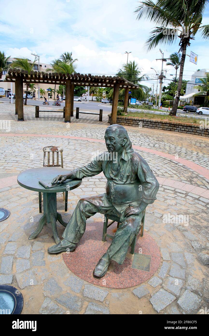 salvador, bahía, brasil - 21 de diciembre de 2020: La estatua del poeta Vinicius de Moraes se ve en el barrio de Itapua, en la ciudad de Salvador. *** Foto de stock