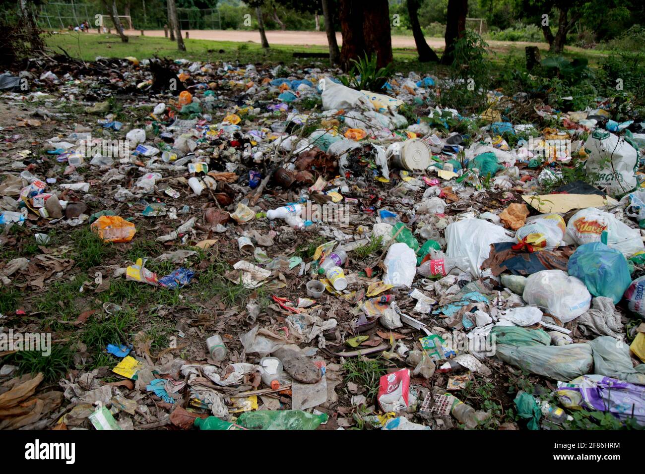 mata de sao joao, bahia / brasil - 4 de noviembre de 2020: Área de depósito  de basura