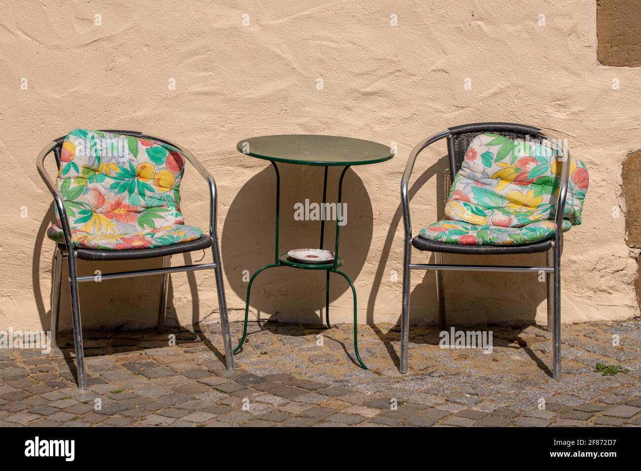Asientos al aire libre con sillas de hierro y cojines tapizados Fotografía  de stock - Alamy