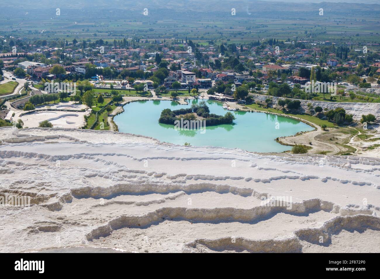Vistas panorámicas a terrazas travertinas, lago artificial y la ciudad de Pamukkale, Turquía. Terrazas incluidas en la Lista de la UNESCO Foto de stock