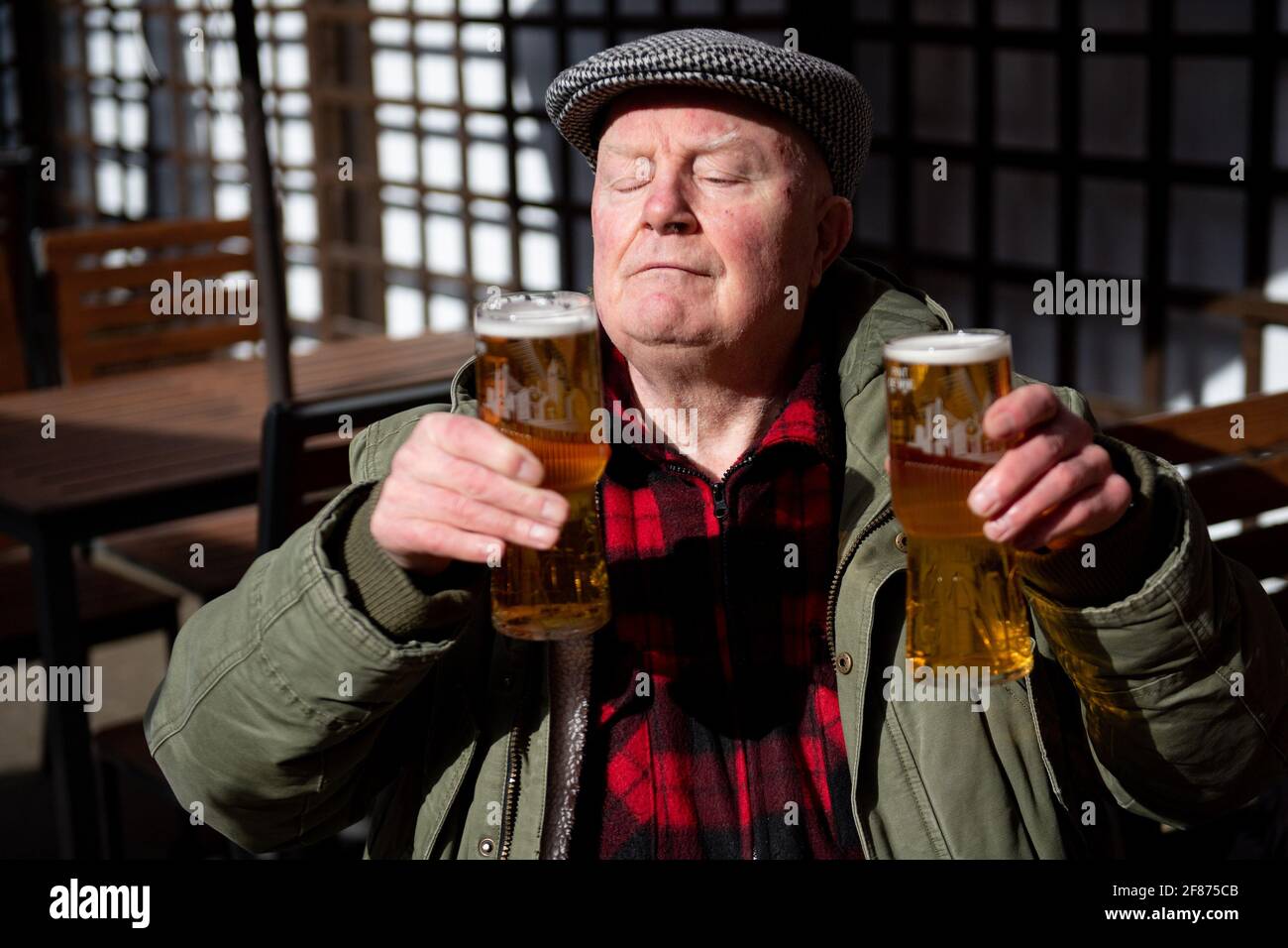 John Witts disfruta de una bebida en la reapertura de la Figura de ocho pub, en Birmingham, mientras Inglaterra da otro paso atrás hacia la normalidad con la mayor relajación de las restricciones de bloqueo. Fecha de la foto: Lunes 12 de abril de 2021. Foto de stock