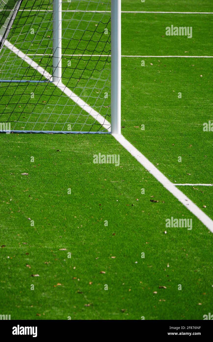 primer plano de una línea de meta con un objetivo en un campo de fútbol Foto de stock