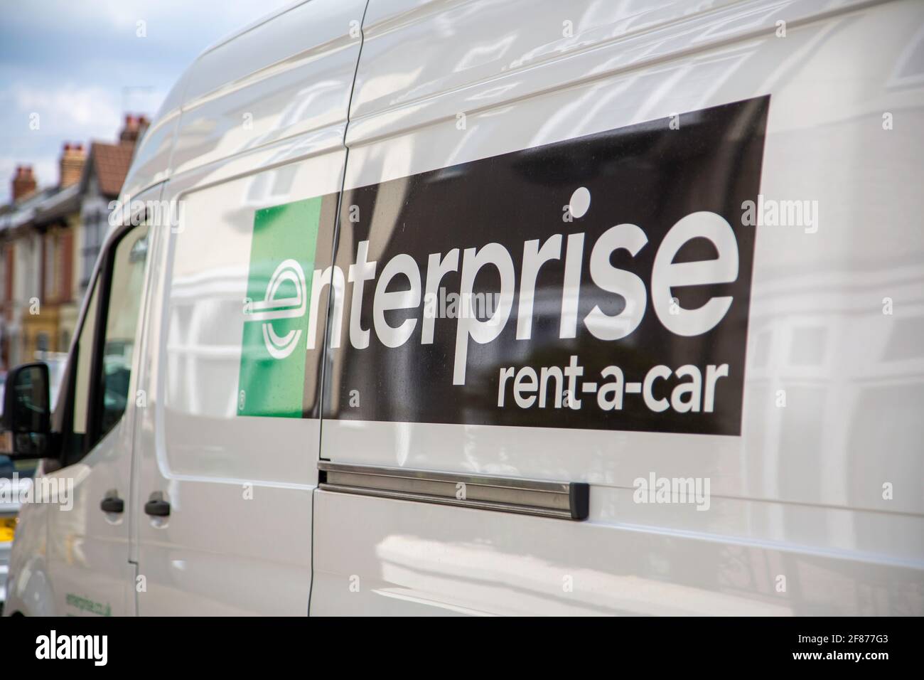 Un logotipo de Enterprise rent a car en el lateral de alquiler de una