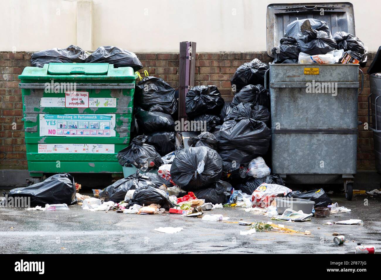 Basureros o basureros llenos de basureros y bolsas de basura con basura o  basura por toda la calle Fotografía de stock - Alamy