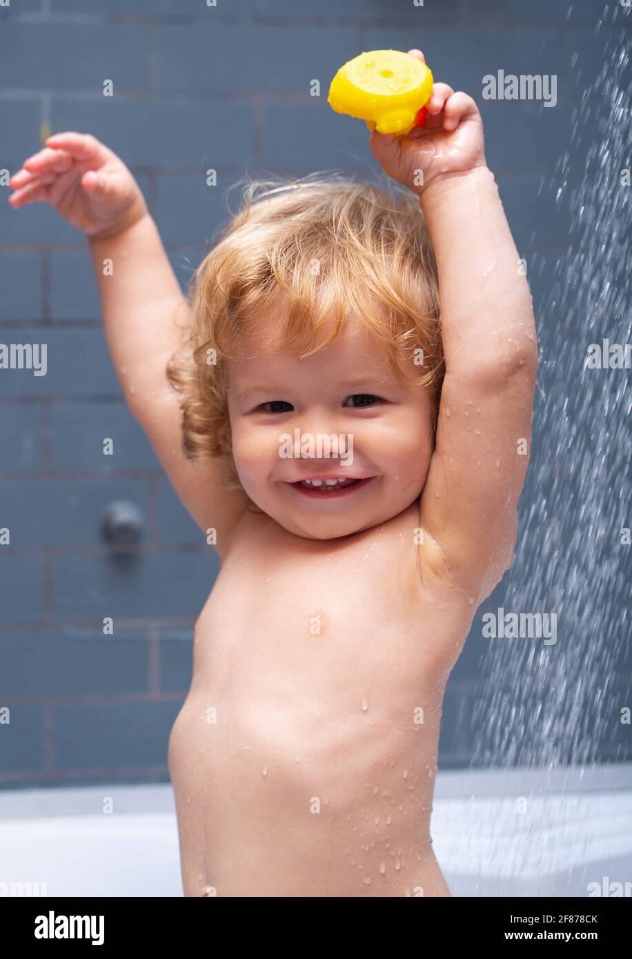 películas pedir Memorizar Ducha para niños. Duchas para bebés. Retrato de un niño bañándose en un  baño con espuma Fotografía de stock - Alamy