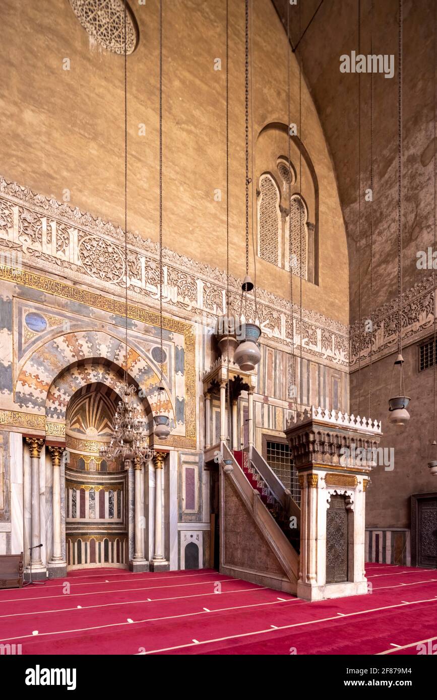 Vista hacia qibla iwan, complejo Sultan Hasan, El Cairo Foto de stock