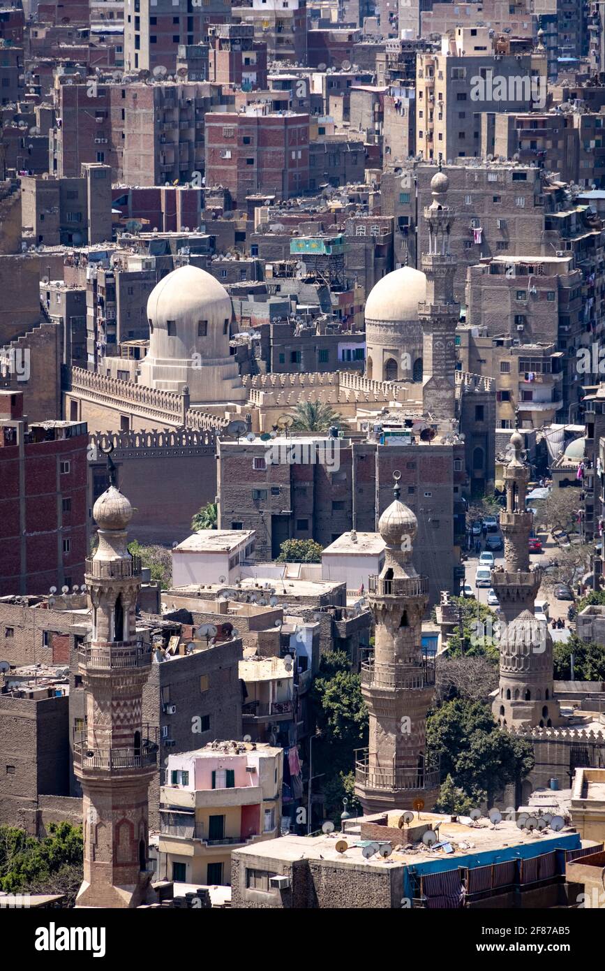 Vista aérea de los monumentos medievales de Mamluk en medio de un denso tejido urbano, El Cairo, Egipto Foto de stock