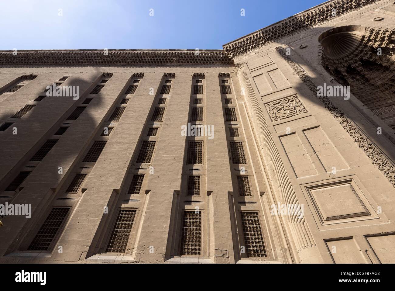 ventanas y portal, complejo Sultan Hasan, El Cairo Foto de stock