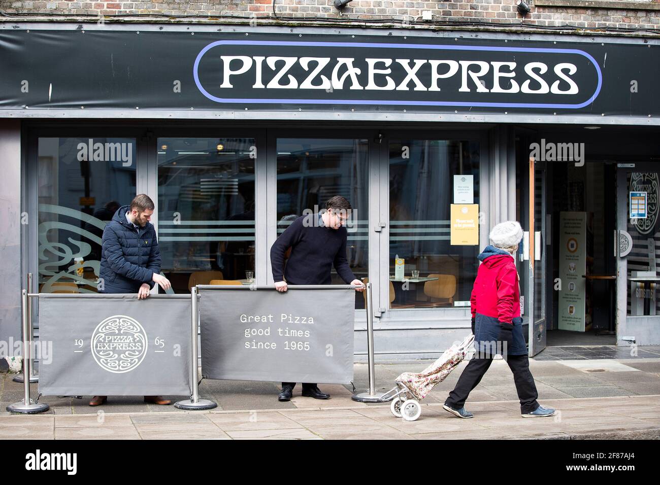 Chichester, Reino Unido. 12th de Abr de 2021. El personal de Pizza Express estableció su zona de estar al aire libre antes de dar la bienvenida a la gente, ya que se permite que otros negocios reabran a medida que se reduce el bloqueo en Inglaterra. Crédito: Paul Terry Photo/Alamy Live News Foto de stock