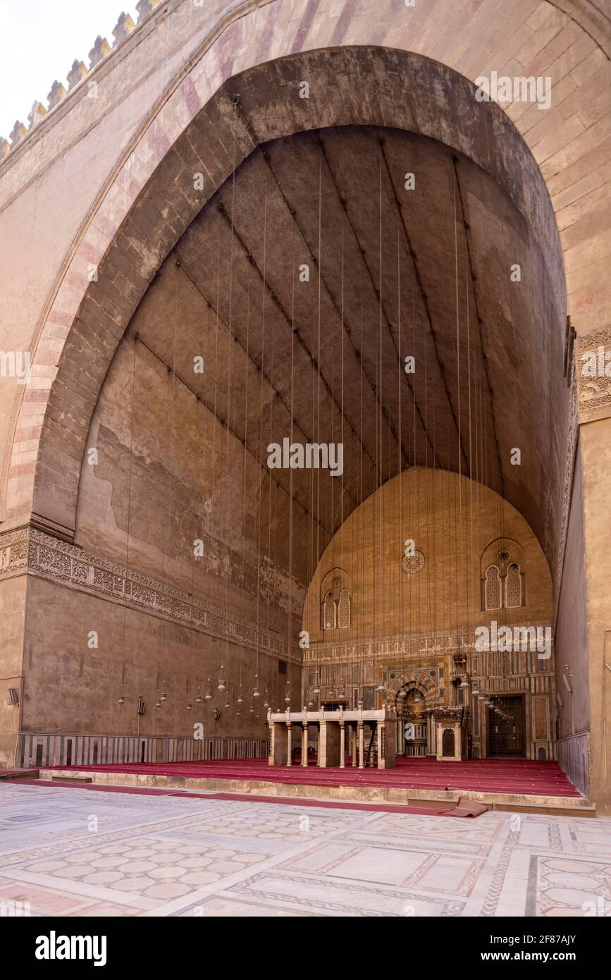 Vista hacia qibla iwan, complejo Sultan Hasan, El Cairo Foto de stock